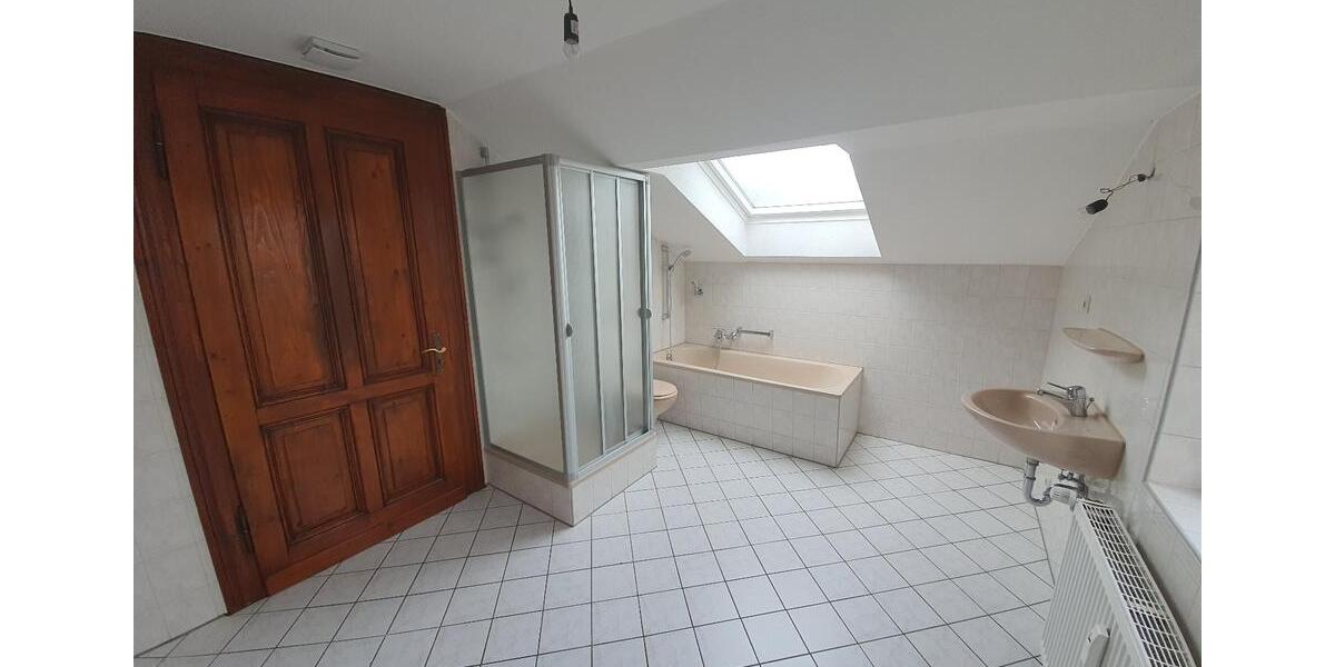 Dachgeschoßwohnung Duisburg Mittelmeiderich - 3 Zimmer, 95 m&sup2;, 700&euro; | Angebot:26699614