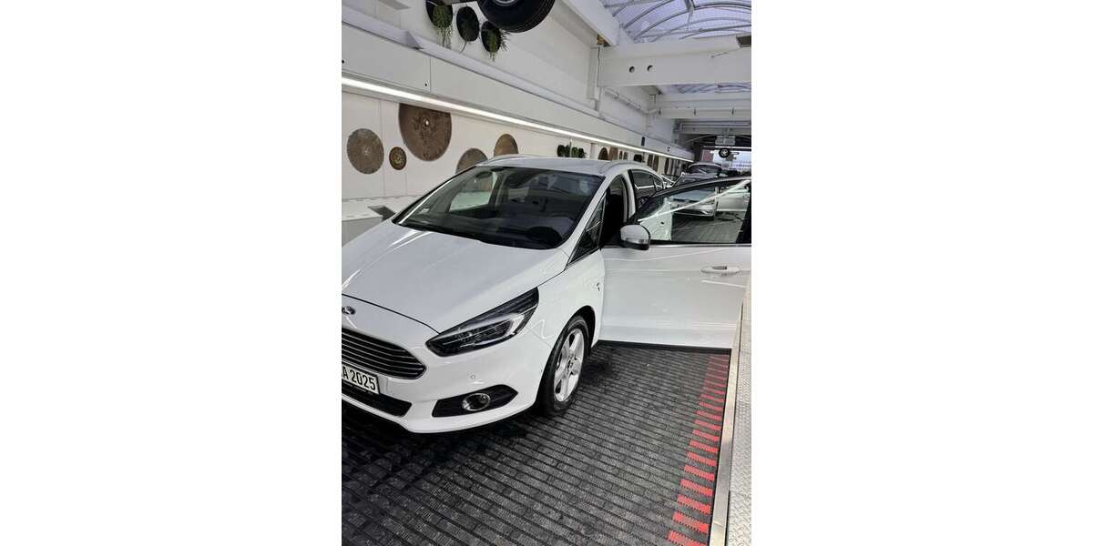 Ford S-Max 121.550 km 18.699 &euro; Duisburg 47053