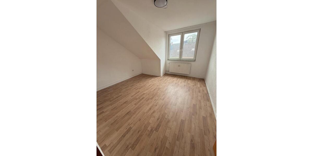 Dachgeschoßwohnung Duisburg Mittelmeiderich - 3 Zimmer, 75 m&sup2;, 550&euro; | Angebot:26491259