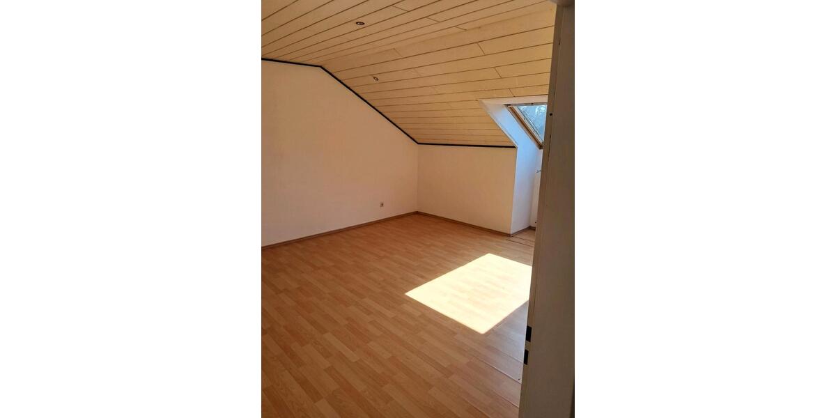 Dachgeschoßwohnung Duisburg Ruhrort - 4 Zimmer, 95 m&sup2;, 149.000&euro; | Angebot:26178480