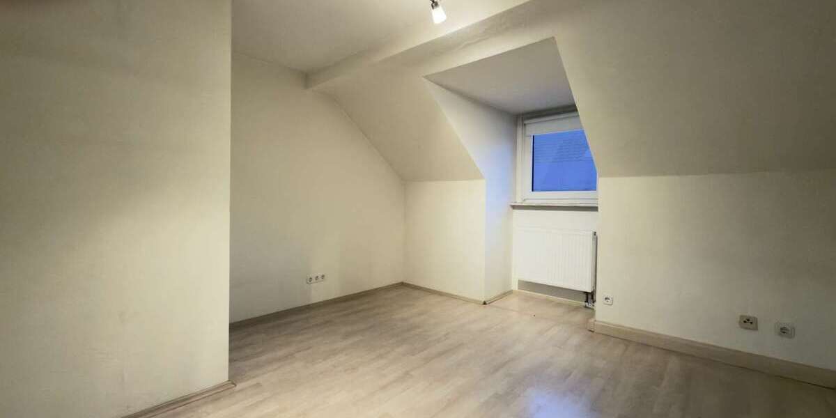 Gepflegte 3,5-Zimmer-Dachgeschosswohnung mit Einbauküche und Garage - Dachgeschoßwohnung Gelsenkirchen Gelsenkirchen-Mitte | Angebot:24740235