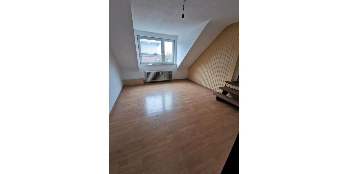 Dachgeschoßwohnung Duisburg Duisburg-Mitte - 5 Zimmer, 110 m&sup2;, 1.250&euro; | Angebot:26553398