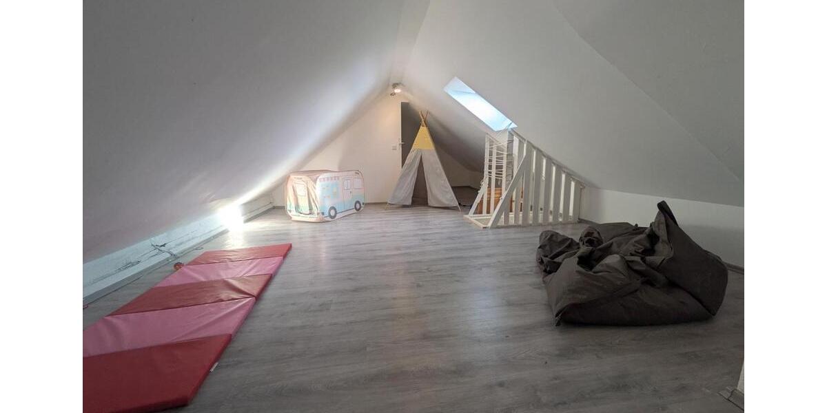 Dachgeschoßwohnung Bochum Günnigfeld - 4 Zimmer, 110 m&sup2;, 1.175&euro; | Angebot:26488136
