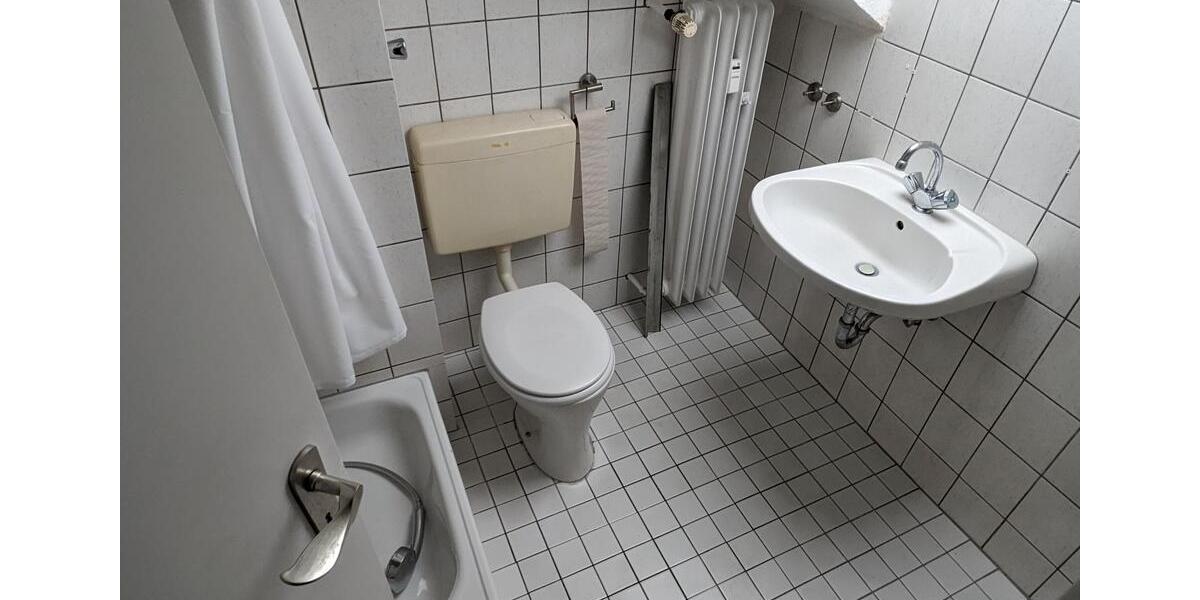 Dachgeschoßwohnung Duisburg Huckingen - 1.5 Zimmer, 30 m&sup2;, 330&euro; | Angebot:24224463