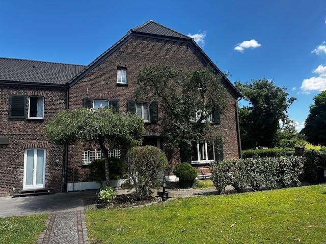 Erdgeschoßwohnung Duisburg Rheinhausen - 7 Zimmer, 211 m&sup2;, 2.000&euro; | Angebot:25962714