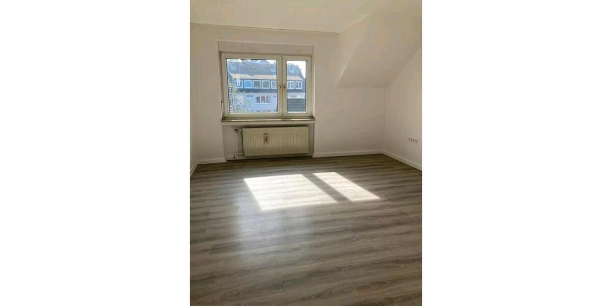 Dachgeschoßwohnung Duisburg Essenberg - 3.5 Zimmer, 83 m&sup2;, 900&euro; | Angebot:26702245