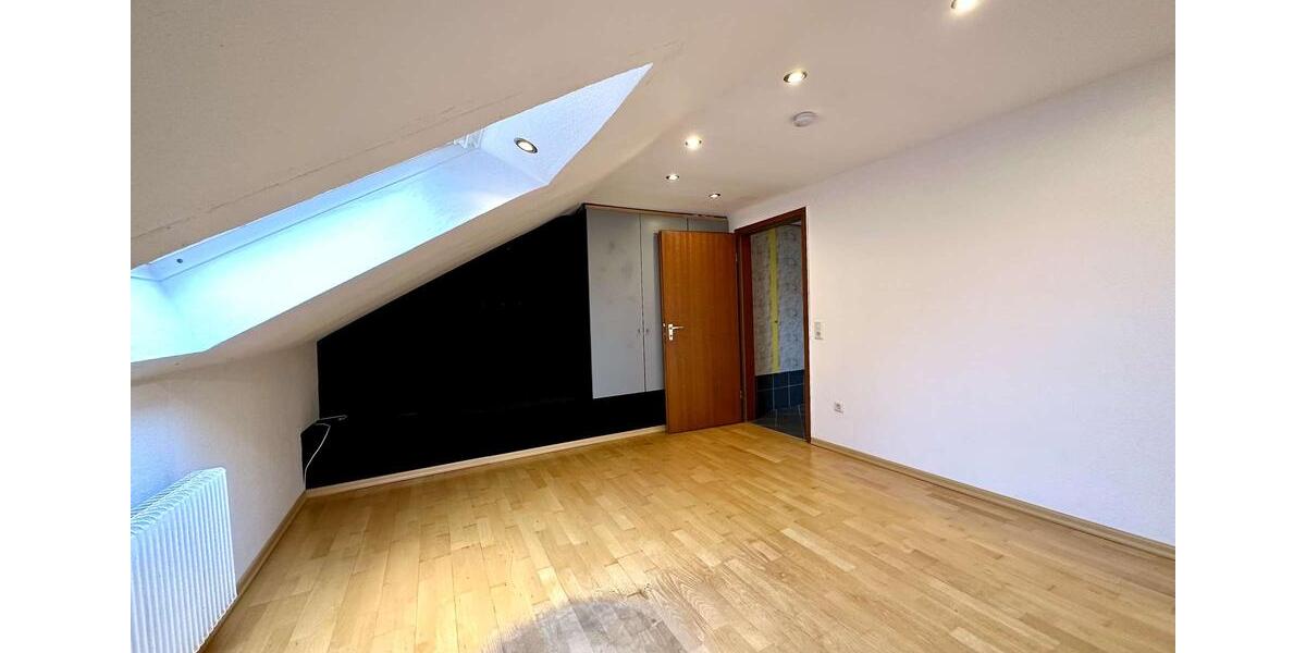 Dachgeschoßwohnung Oberhausen - 3 Zimmer, 85 m&sup2;, 595&euro; | Angebot:26532496