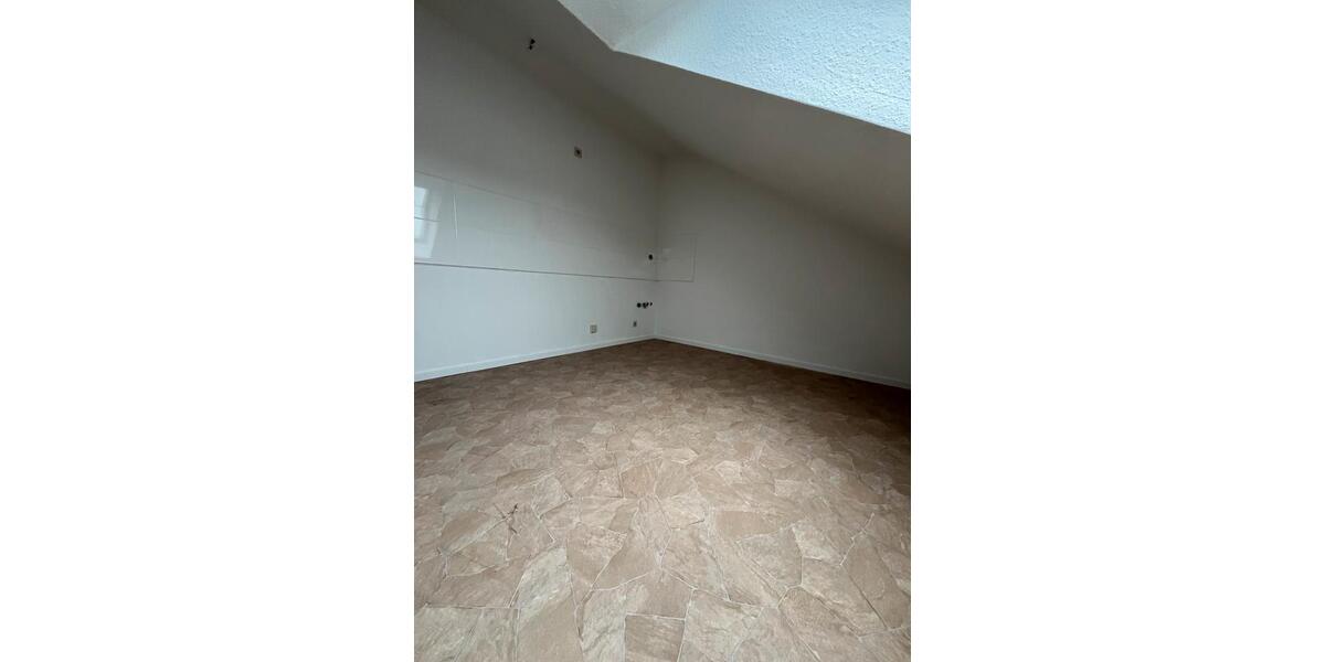 Dachgeschoßwohnung Voerde (Niederrhein) - 2.5 Zimmer, 65 m&sup2;, 650&euro; | Angebot:25830173