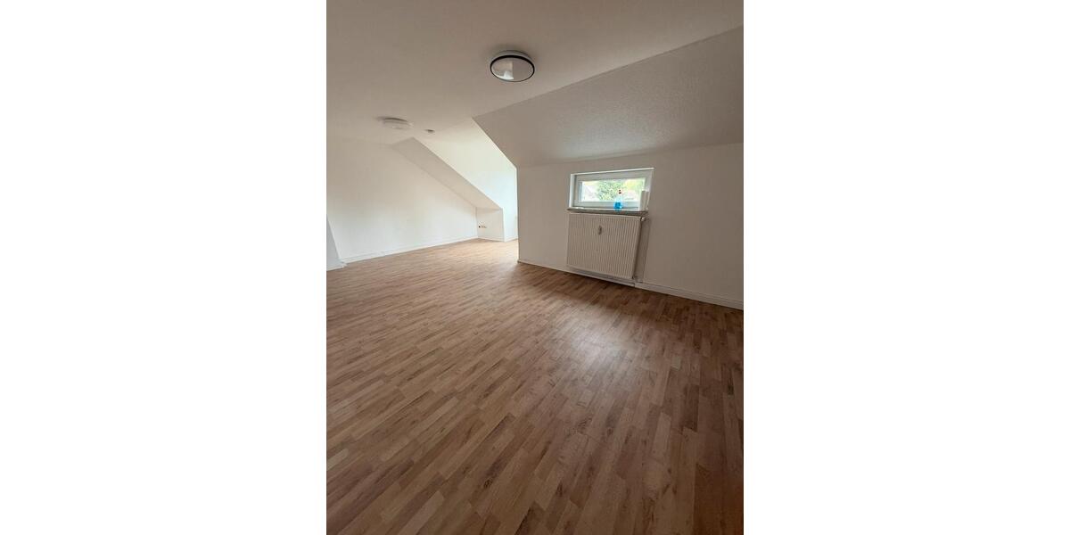 Dachgeschoßwohnung Duisburg Mittelmeiderich - 3 Zimmer, 75 m&sup2;, 550&euro; | Angebot:26491259