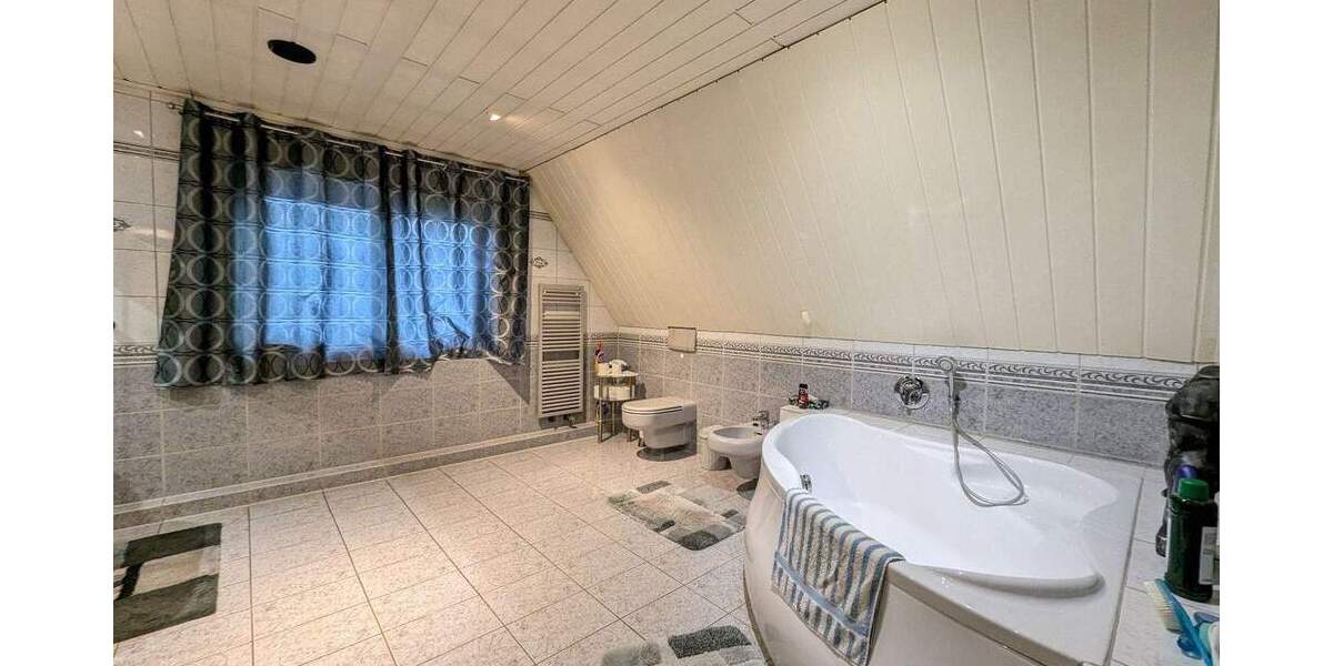 Mehrfamilienhaus, Wohnhaus Voerde - 8 Zimmer, 247 m&sup2;, 499.000&euro; | Angebot:25696499