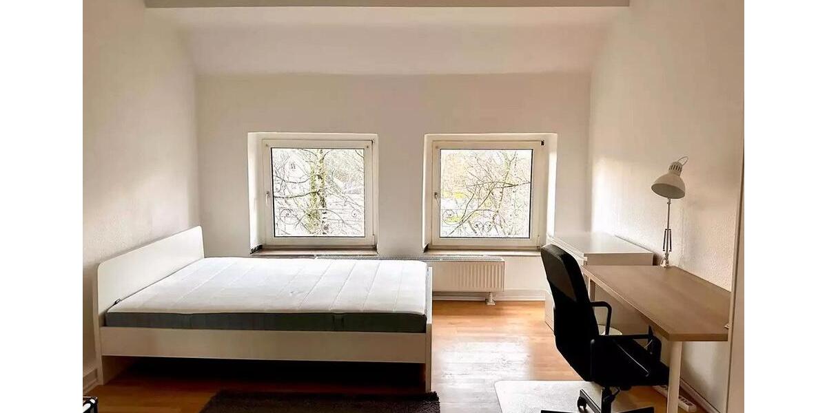 Dachgeschoßwohnung Essen Stadtbezirk VI - 15 Zimmer, 141 m&sup2;, 450&euro; | Angebot:25976744