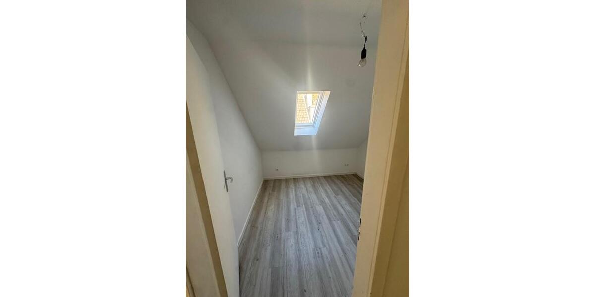 Dachgeschoßwohnung Duisburg Mittelmeiderich - 3 Zimmer, 48 m&sup2;, 385&euro; | Angebot:26115879